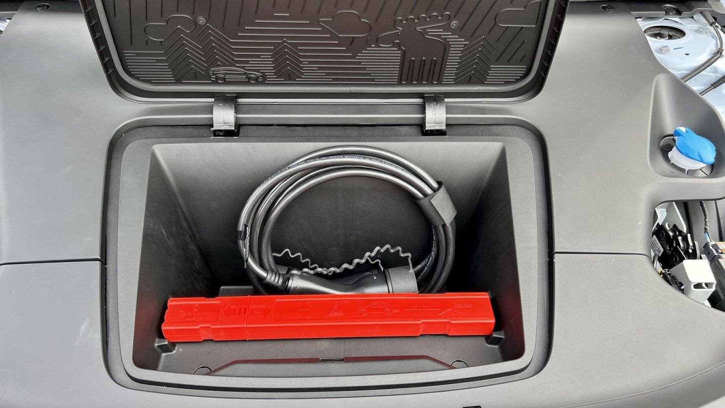 Im kleinen vorderen Staufach kommt das Ladekabel unter.