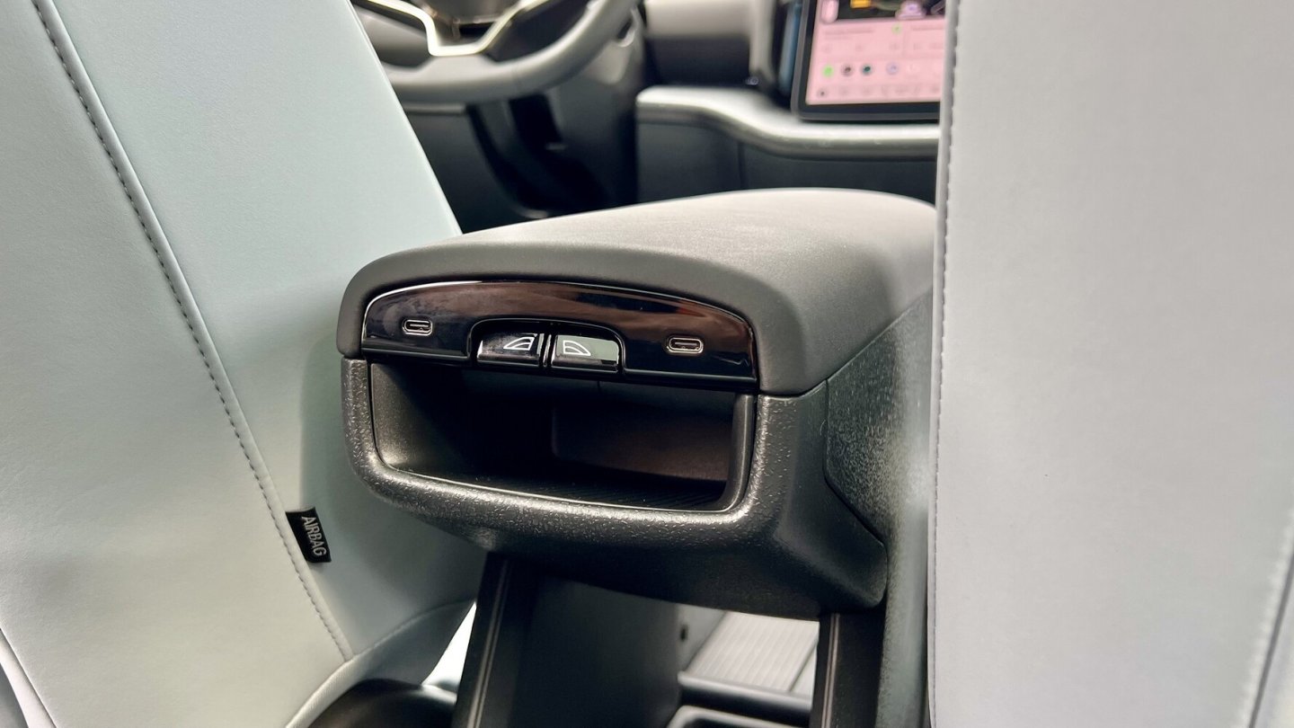 Die Fensterheber-Schalter liegen, auch im Fond, an der Mittelkonsole.