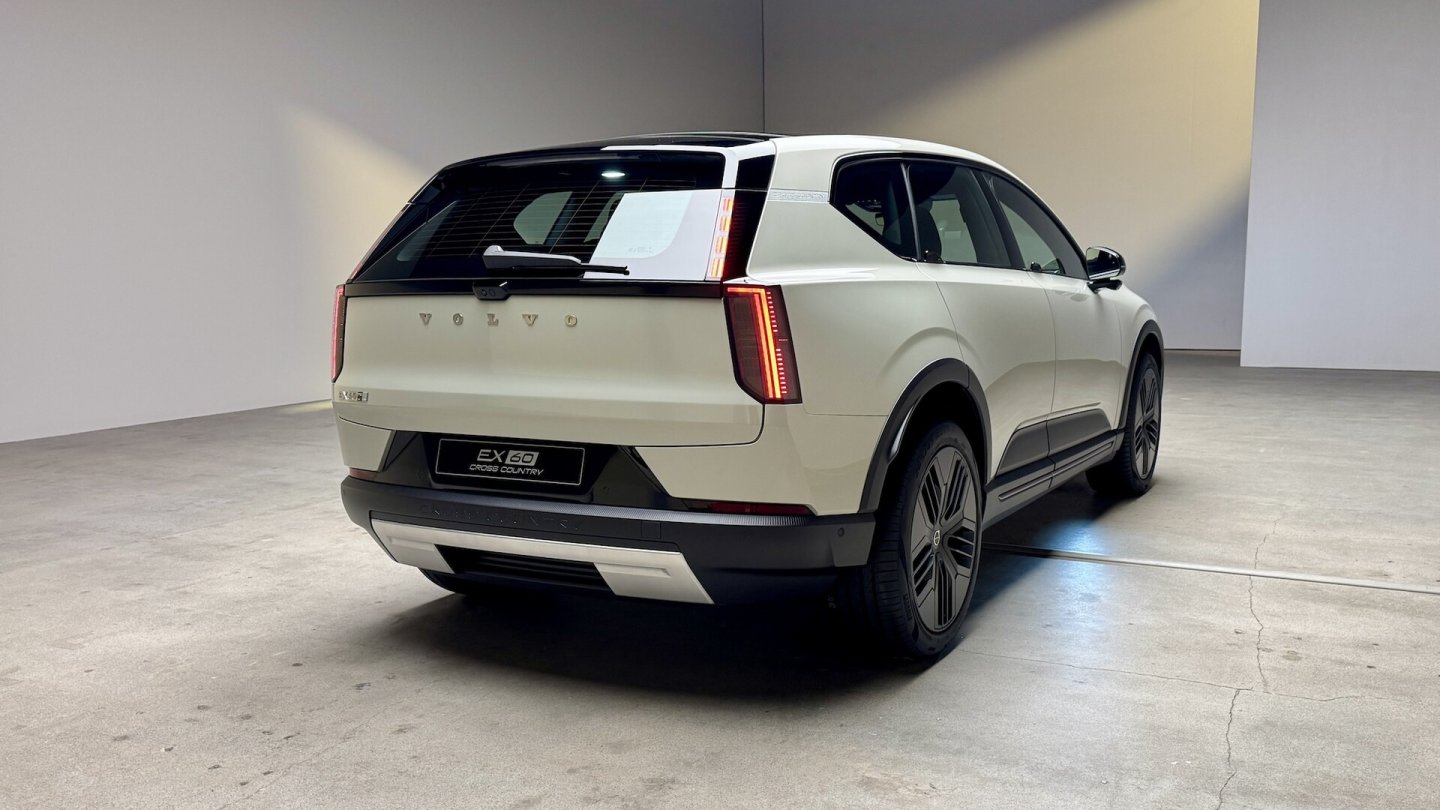 Unterfahrschutzbleche, Design-Details und eine Luftfederung heben den EX60 Cross Country von den regulären Modellen ab.