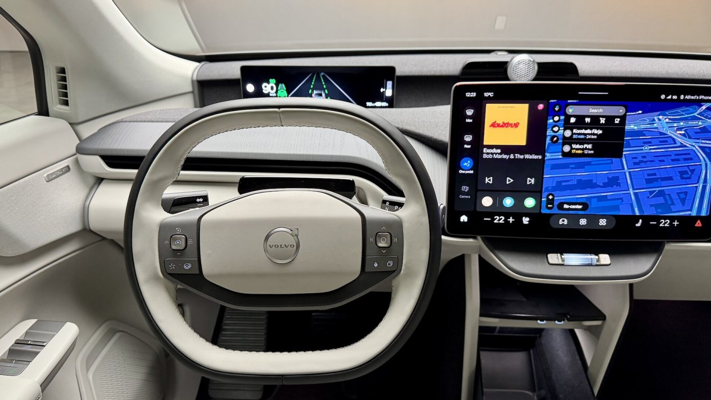 Die Bedienung läuft über den Touchscreen oder eine Sprachsteuerung. Für die Audio-Lautstärke gibt es eine Drehwalze.