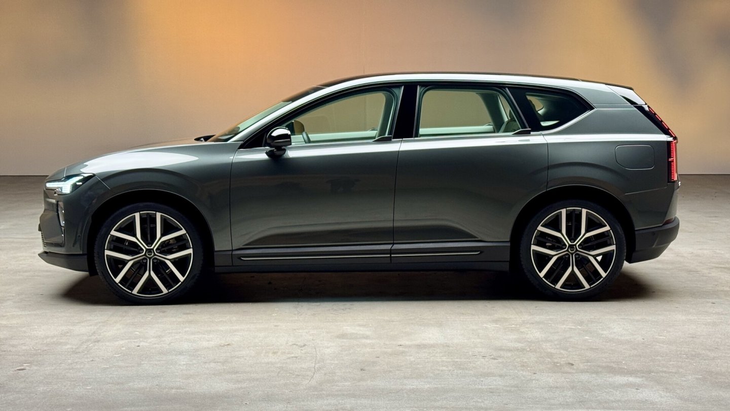 Der Volvo EX60 fährt in der Basis P6 mit Heckantrieb vor, die stärkeren Versionen mit zwei Elektromotoren haben Allradantrieb.