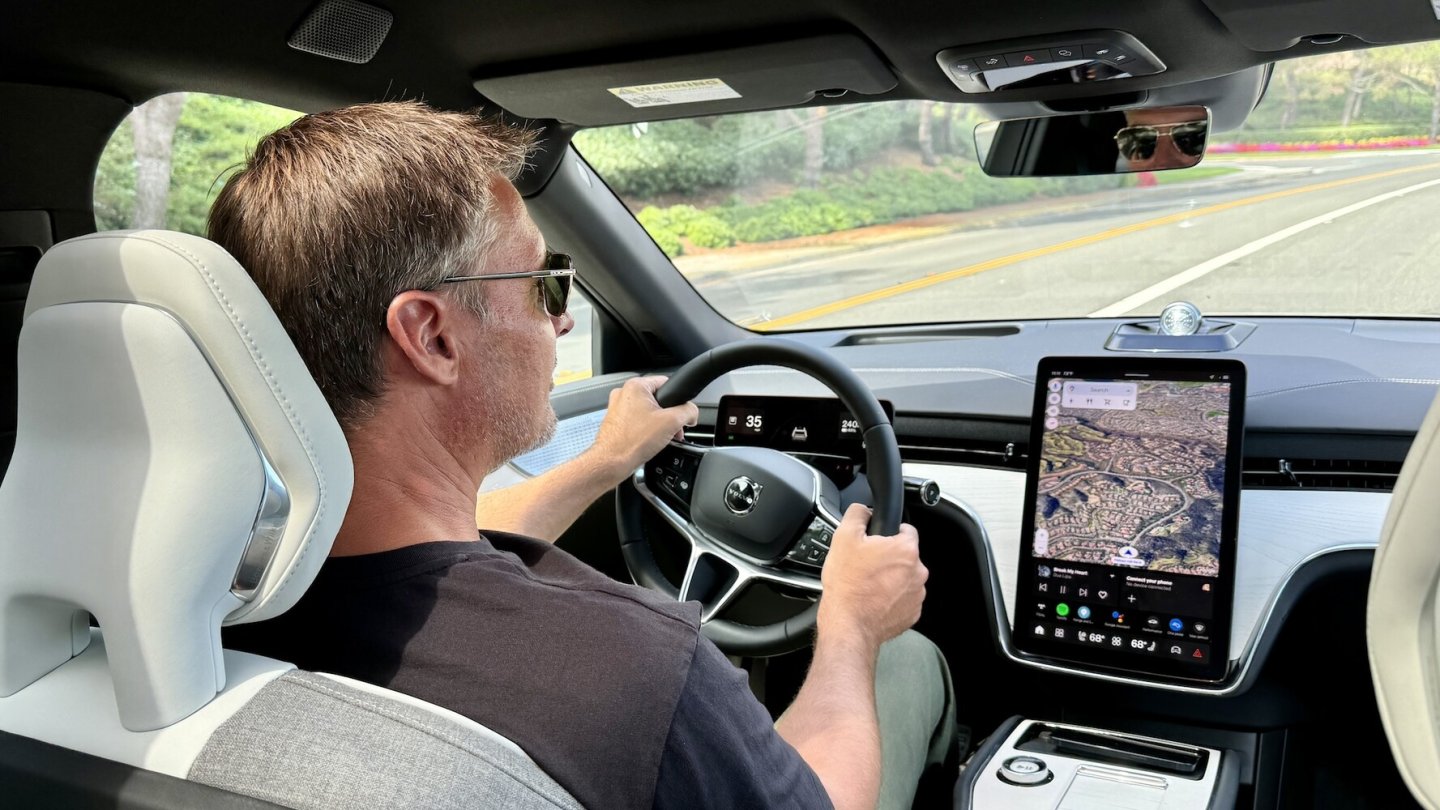 Es genügt ein Fingerdruck, um den EX90 in einem Sportler zu verwandeln.