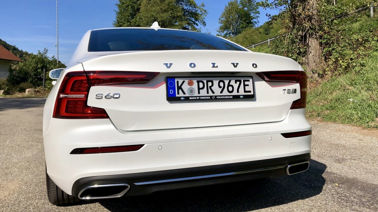 Im Gegensatz zum Volvo S90 trägt der S60 das Kennzeichen im Heckdeckel.