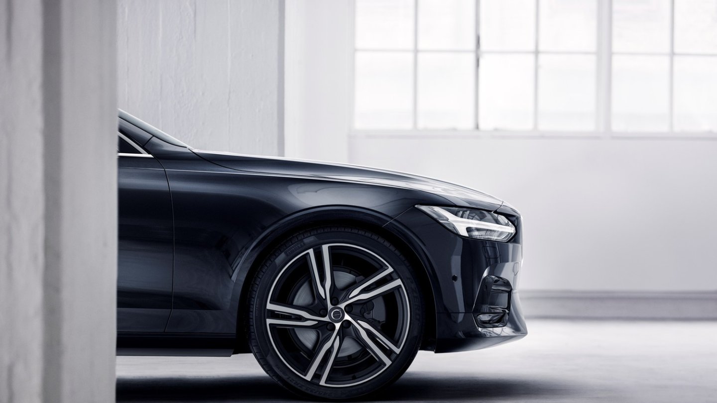 Wie Luftschaufeln einer Turbine wirken die Fünfspeichen-Alufelgen.