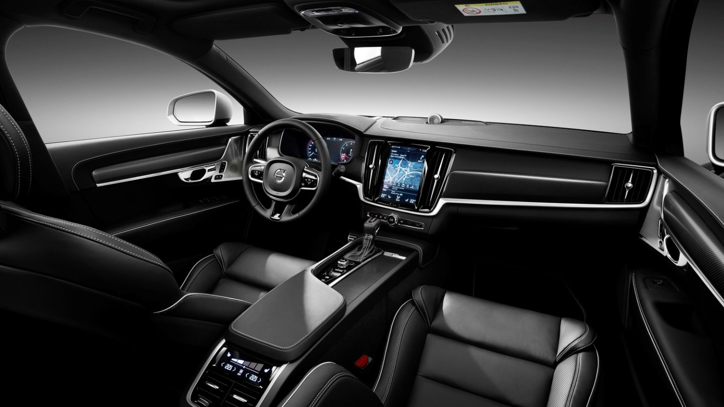 Auch im Innenraum zeigen sich die R-Design Modelle dyanmischer. Vor allem die Sportsitze sind interessant.