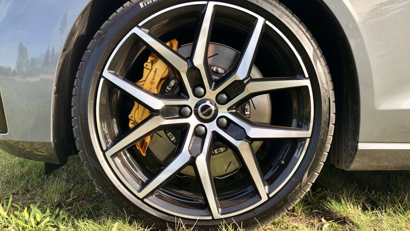 Brembo-Anlage mit goldenen Bremssätteln.