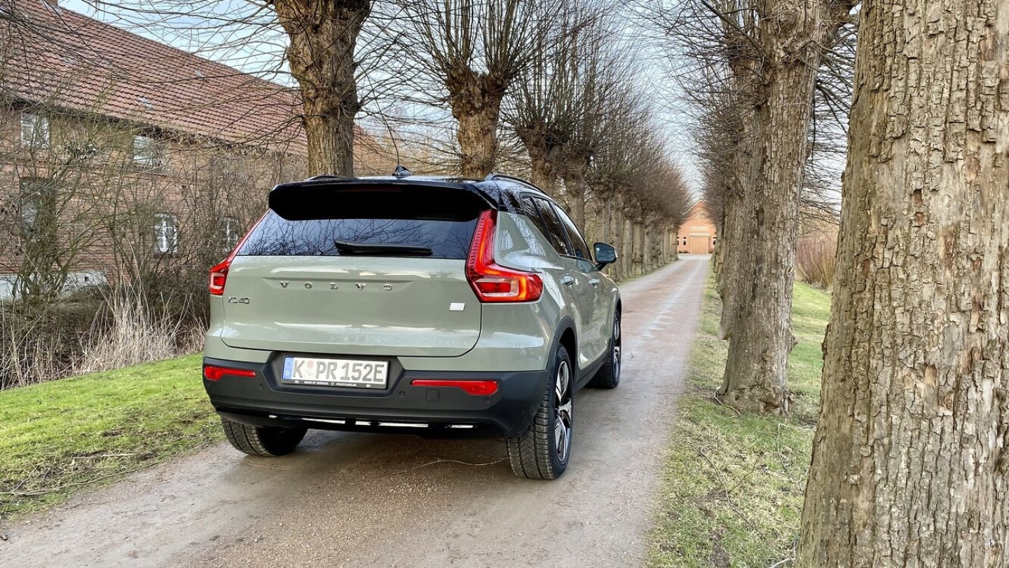 Das Heck zeigt bekanntes XC40-Design.