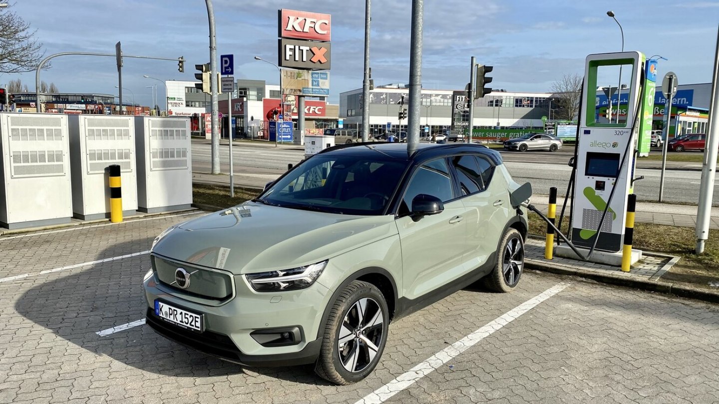 Im Idealfall soll dem XC40 am Schnelllader eine halbe Stunde reichen.