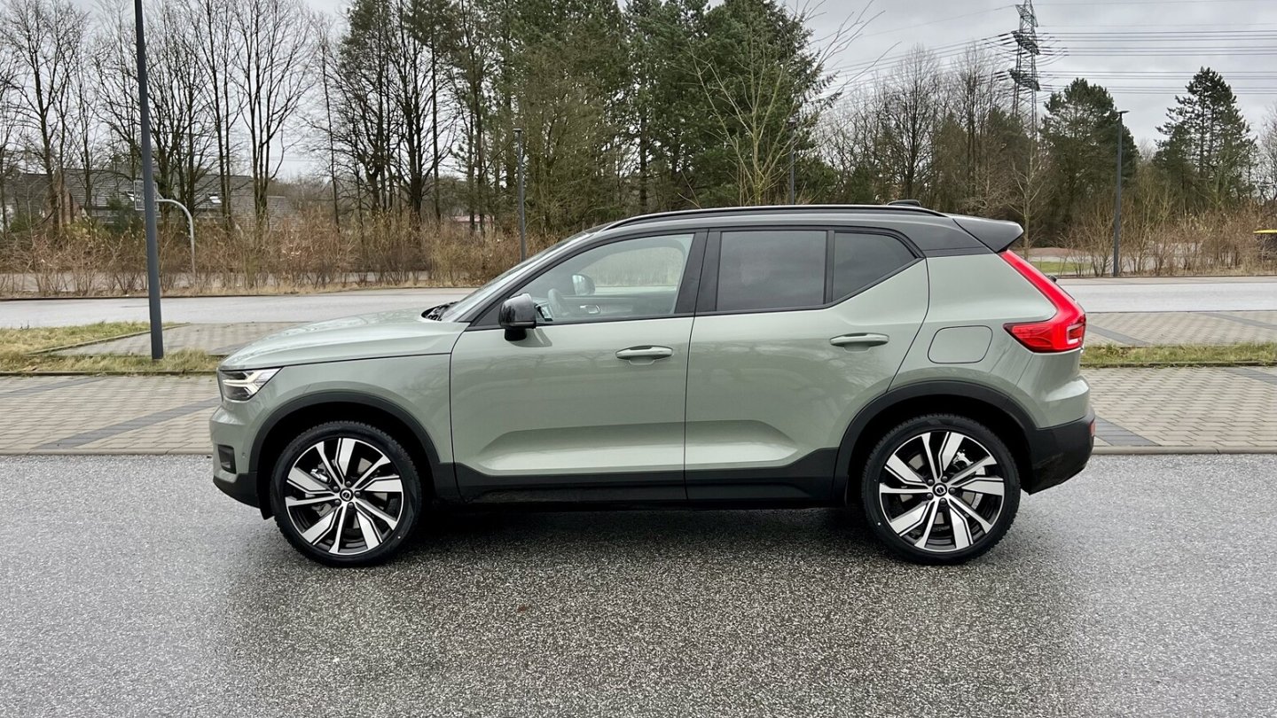 20-Zoll-Felgen kosten Aufpreis, ebenso die Metalliclackierung.