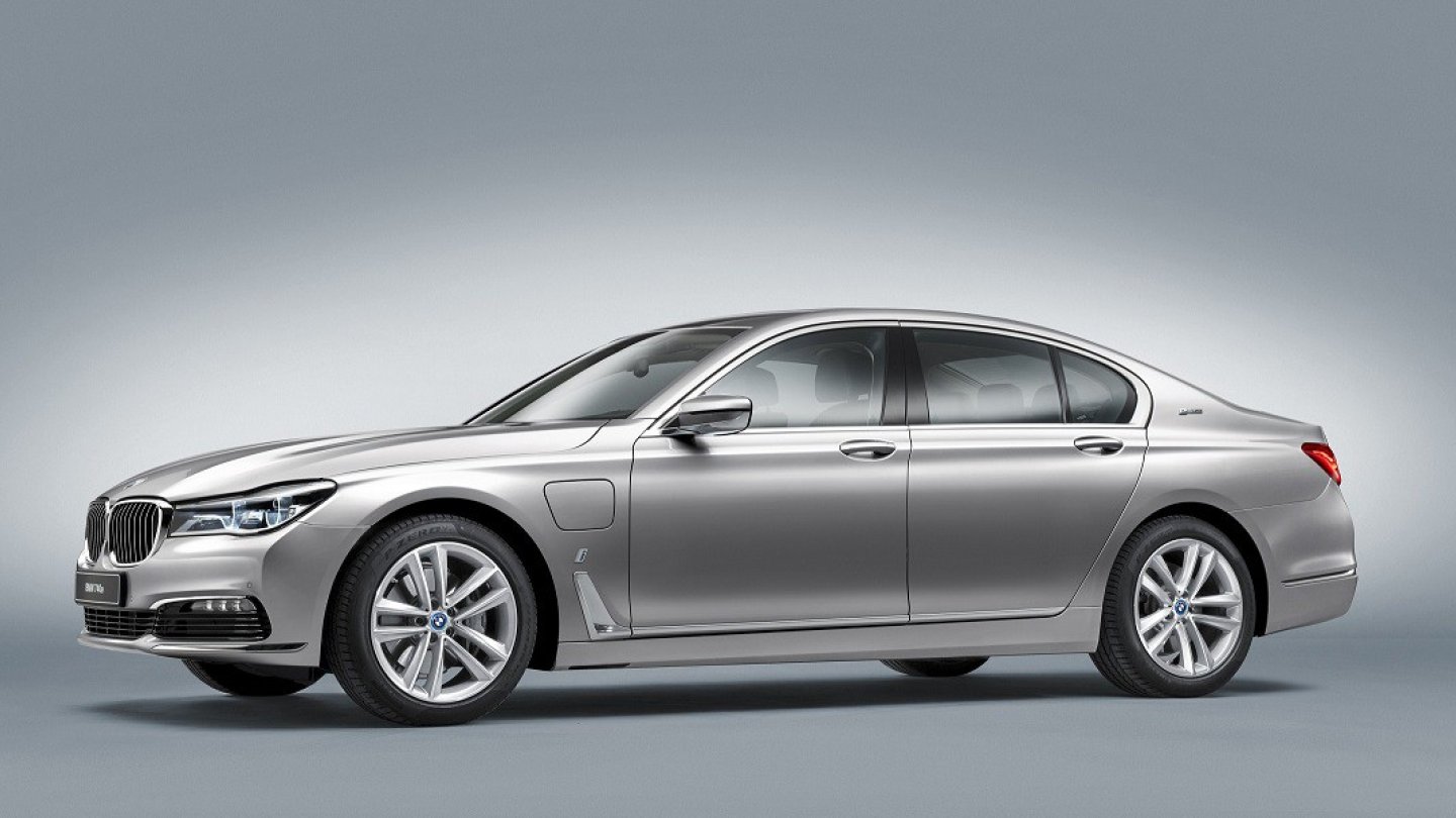 Fast beklebt wie ein Rallyeauto: i-Emblem, eDrive Schritzug und hinten 740e xDrive.