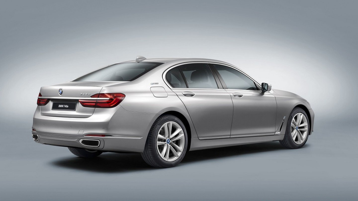 Auch der Hybrid-7er mit Mini-Motor hat zwei große Auspuffblenden.