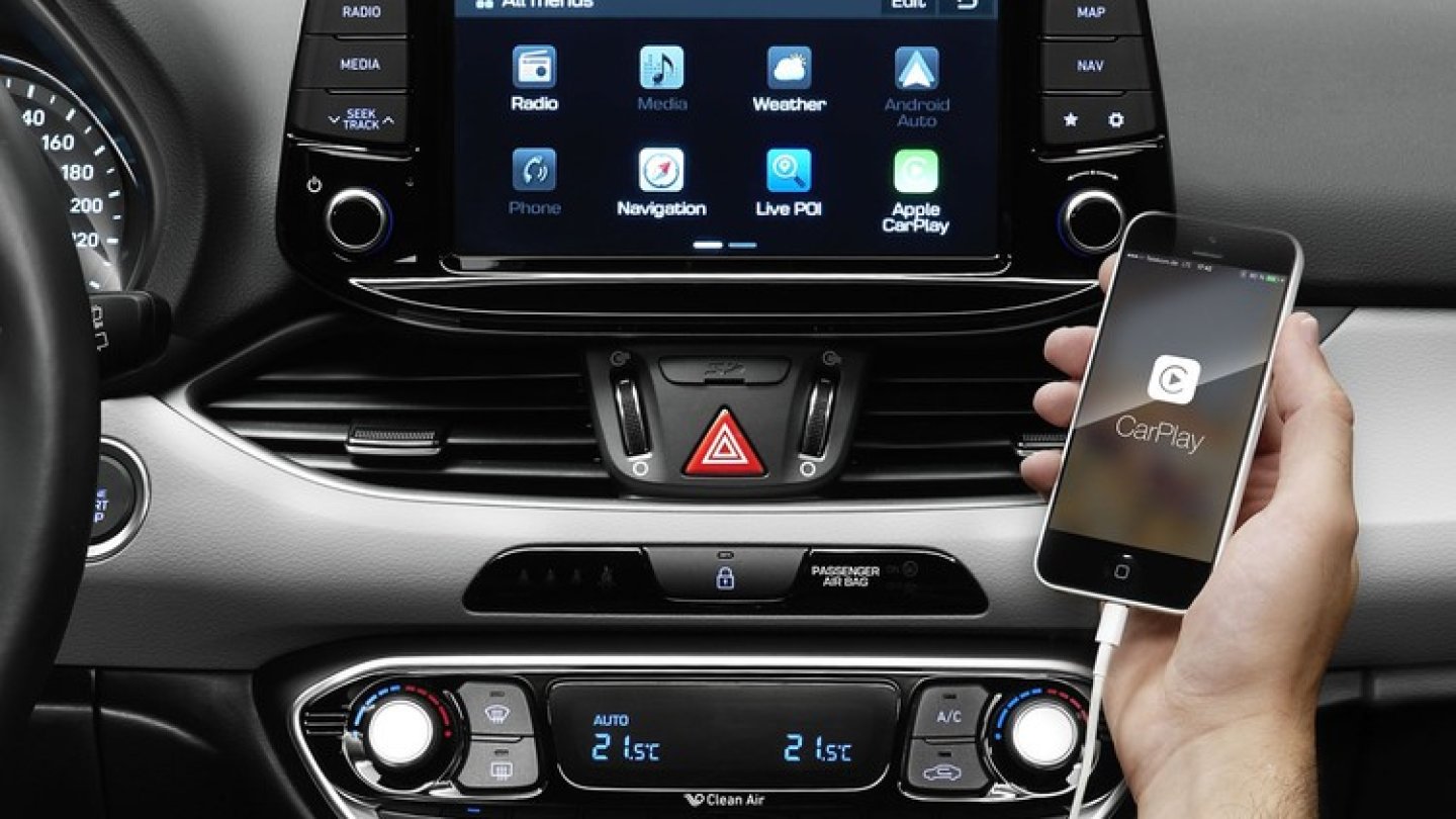 Das große Infotainment-System kann Apple Car Play und Android Auto.