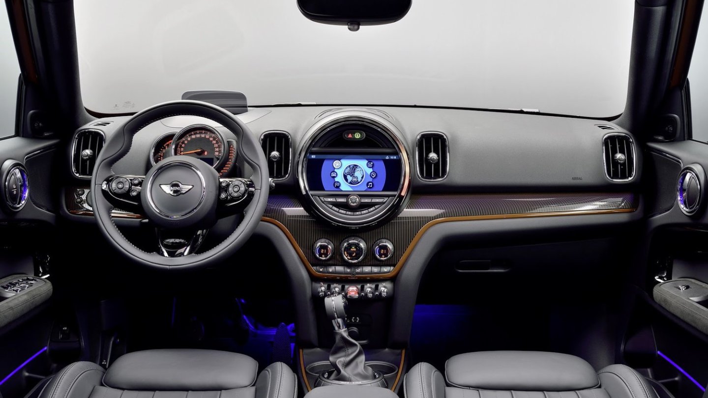 Mini-typische Cockpitarchitektur, dem erwachsenen Anspruch folgend aber weniger verspielt.