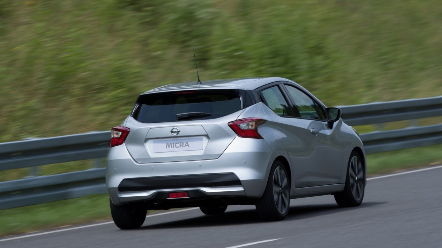 Das Heck erinnert an den Renault Clio, die Leuchten an den Ford Focus.