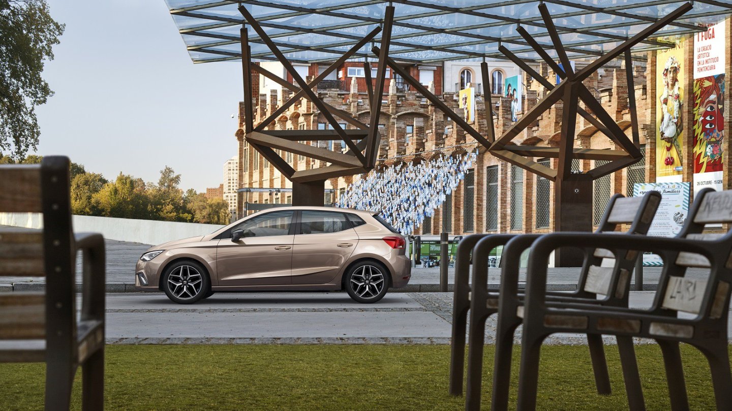 Nein, die Stühle werden nicht vorgestellt. Es ist das Auto im Hintergrund.