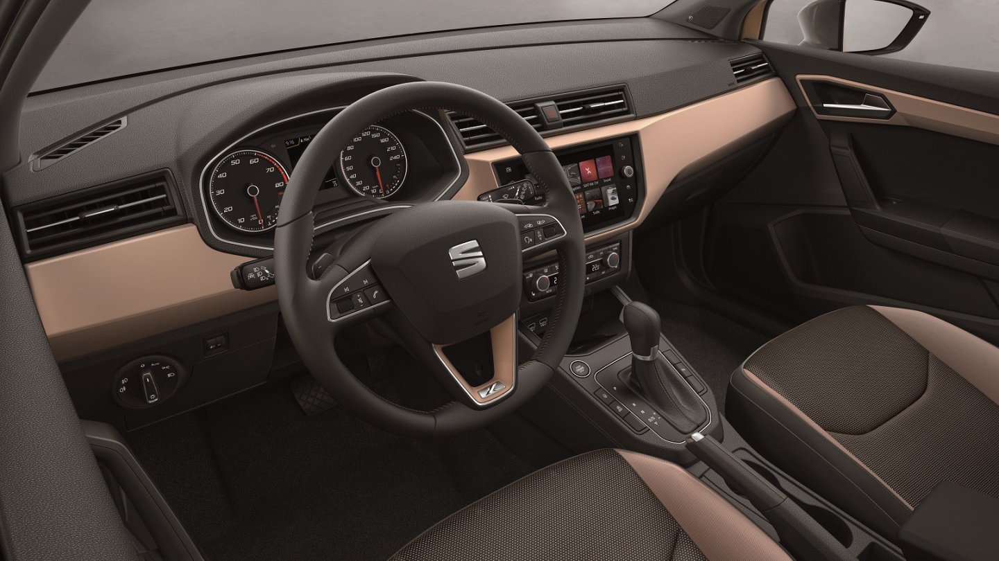 Ein geradliniges Armaturenbrett mit Anleihen beim Skoda Superb.