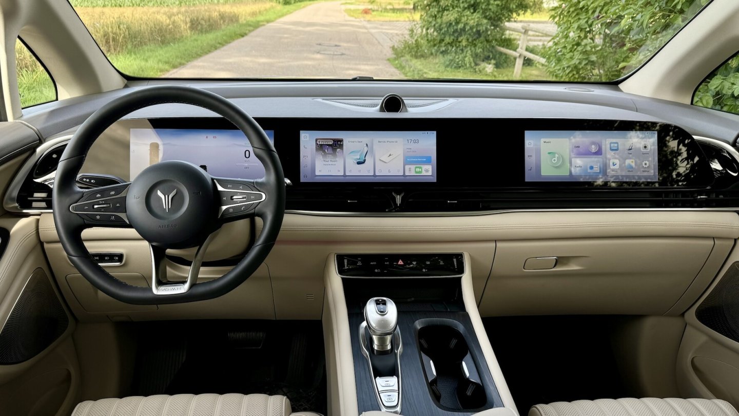 Drei große Displays bestimmen die Armaturenlandschaft.