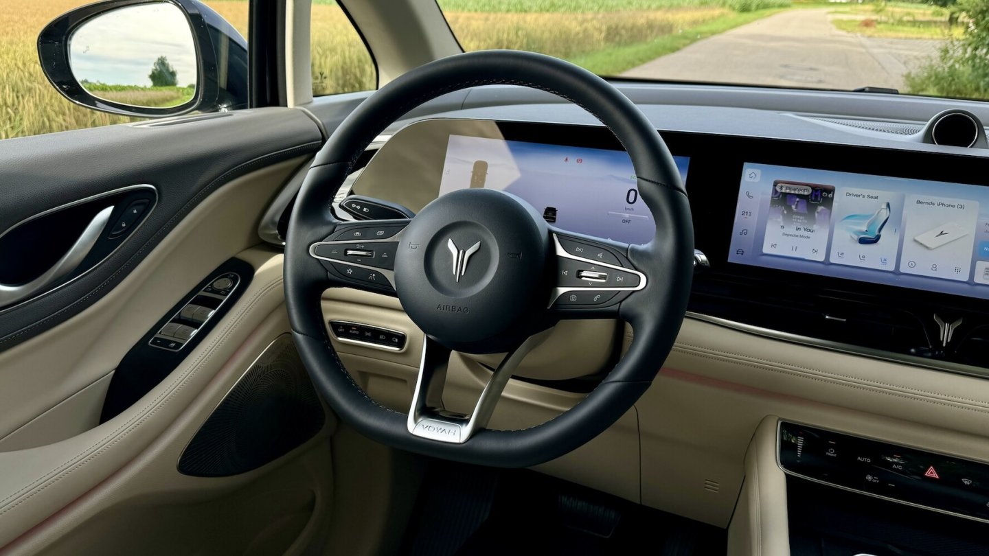 Über eine Taste im Multifunktionslenkrad werden die Assistenzsysteme aktiviert.