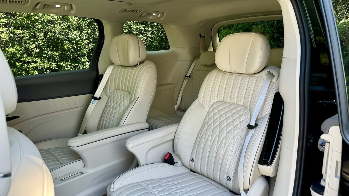 Die Luxus-Sessel mit Massage in der zweiten Reihe gehören zur umfangreichen Serienausstattung.