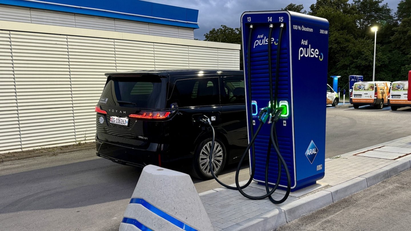 Am Kabel zeigte der Voyah Dream zwar eine nur durchschnittliche Leistung, aber ein langes Plateau der Ladekurve.