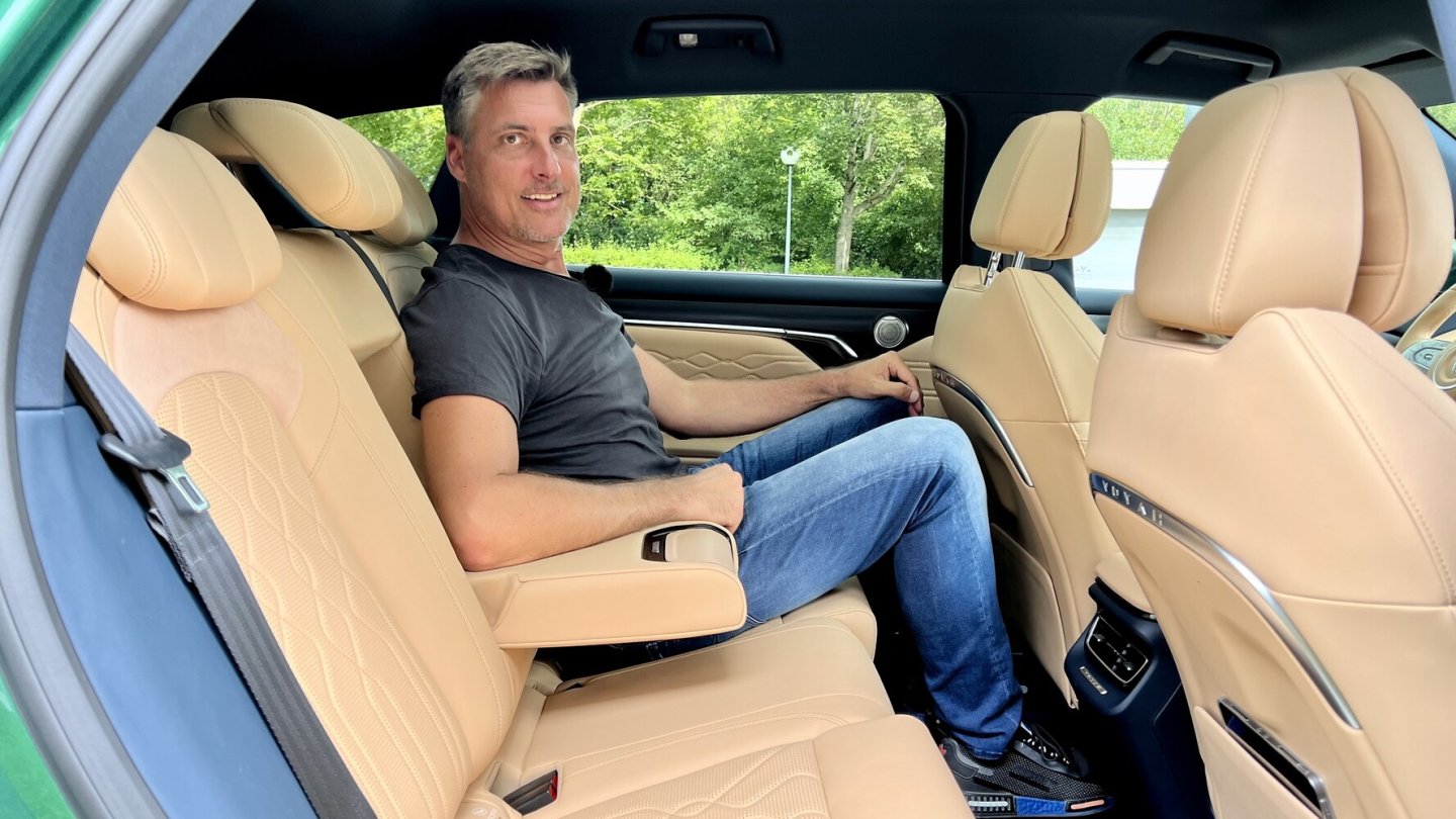 Auch im Fond bietet der Voyah Free viel Platz.