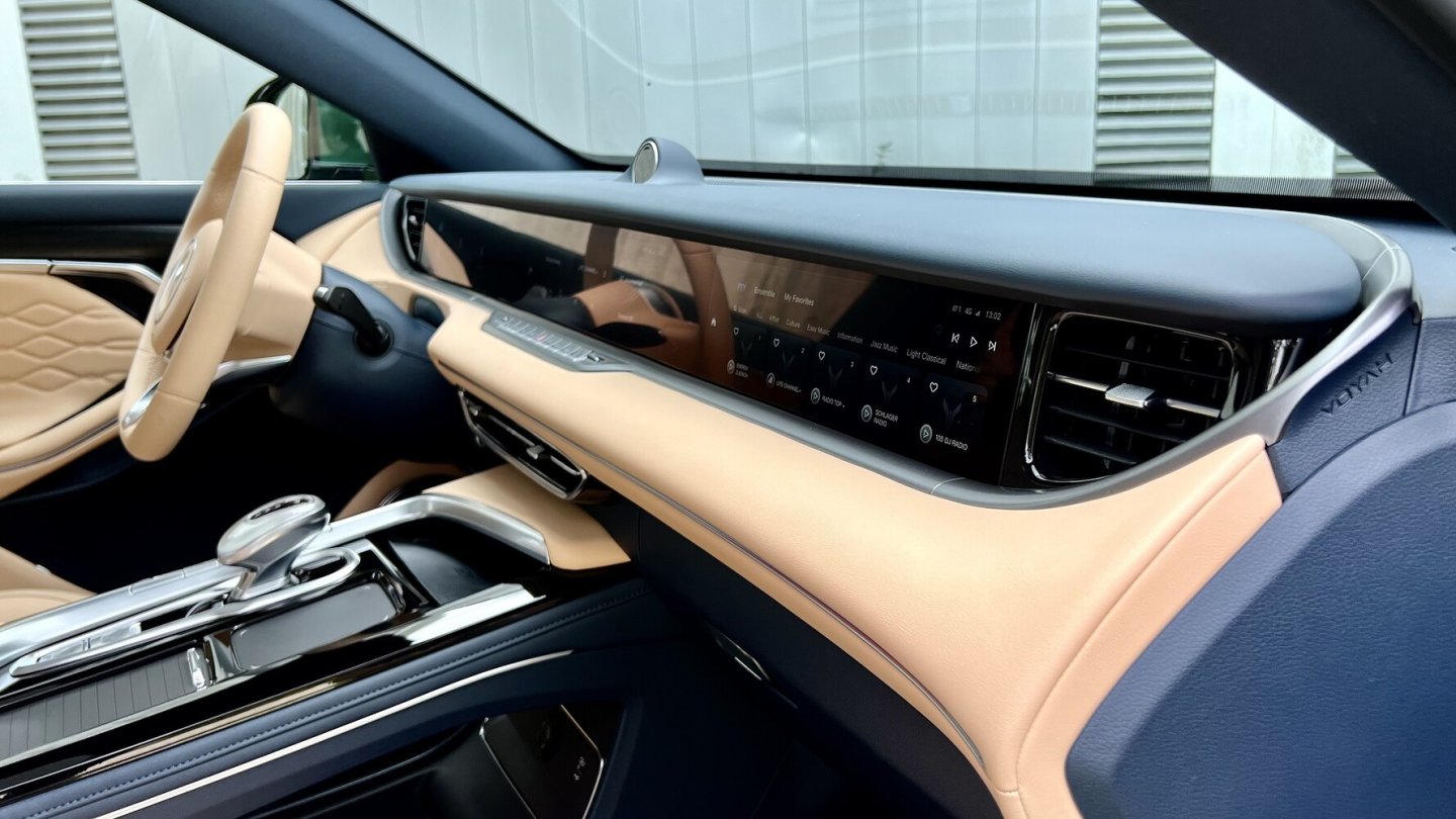 Das Armaturenbrett fährt nach dem Start einige Zentimeter nach oben aus.