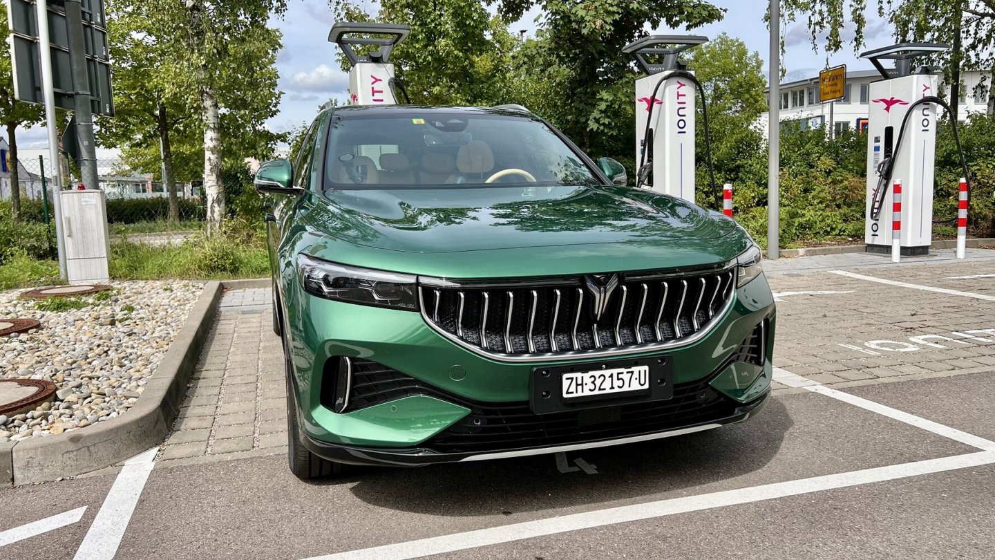 Am Schnelllader müssen 100 kW Leistung reichen.