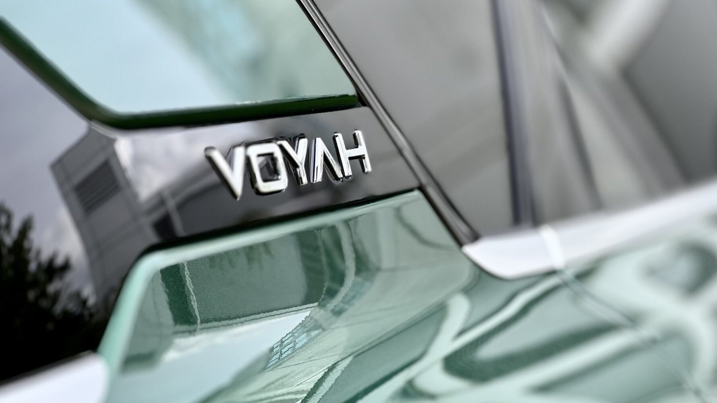 Der Kunstname erinnert an Voyage, franzödisch für Reise.