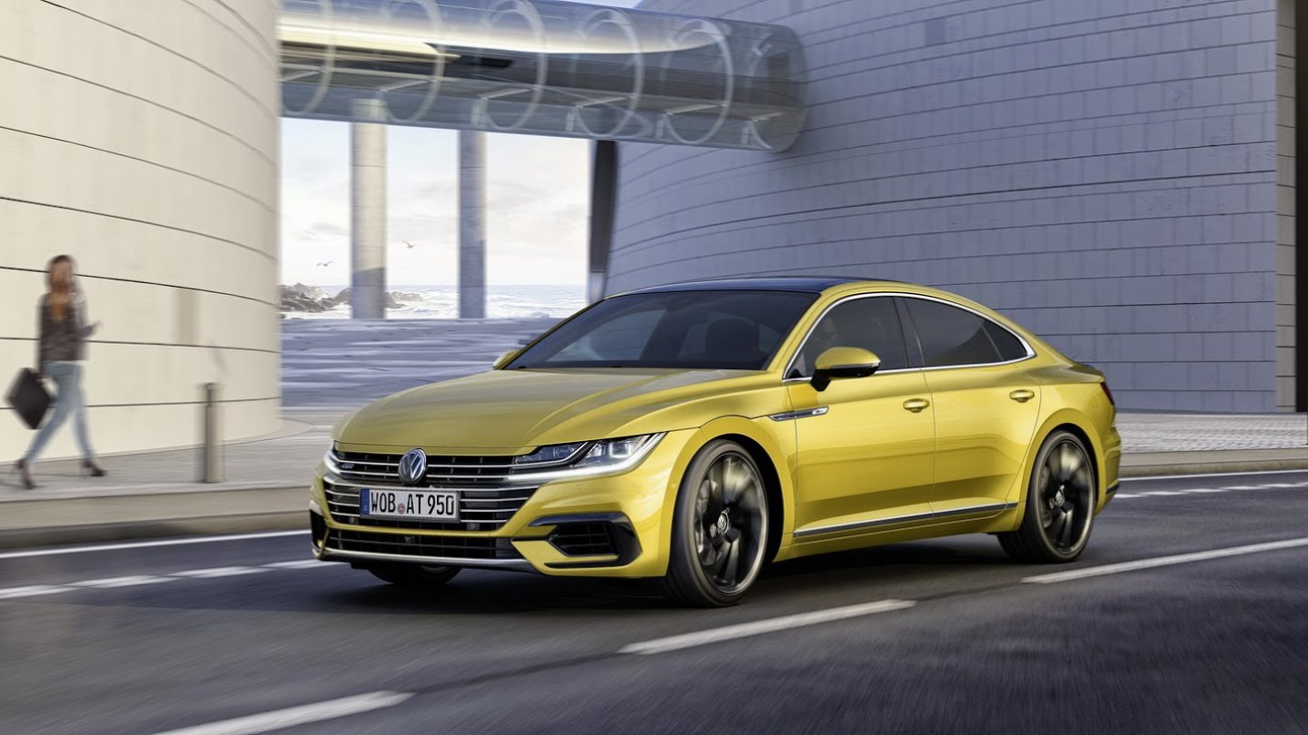 Als R-Line steht der Arteon auf dunklen Felgen. Serie ist das Format 18 Zoll.