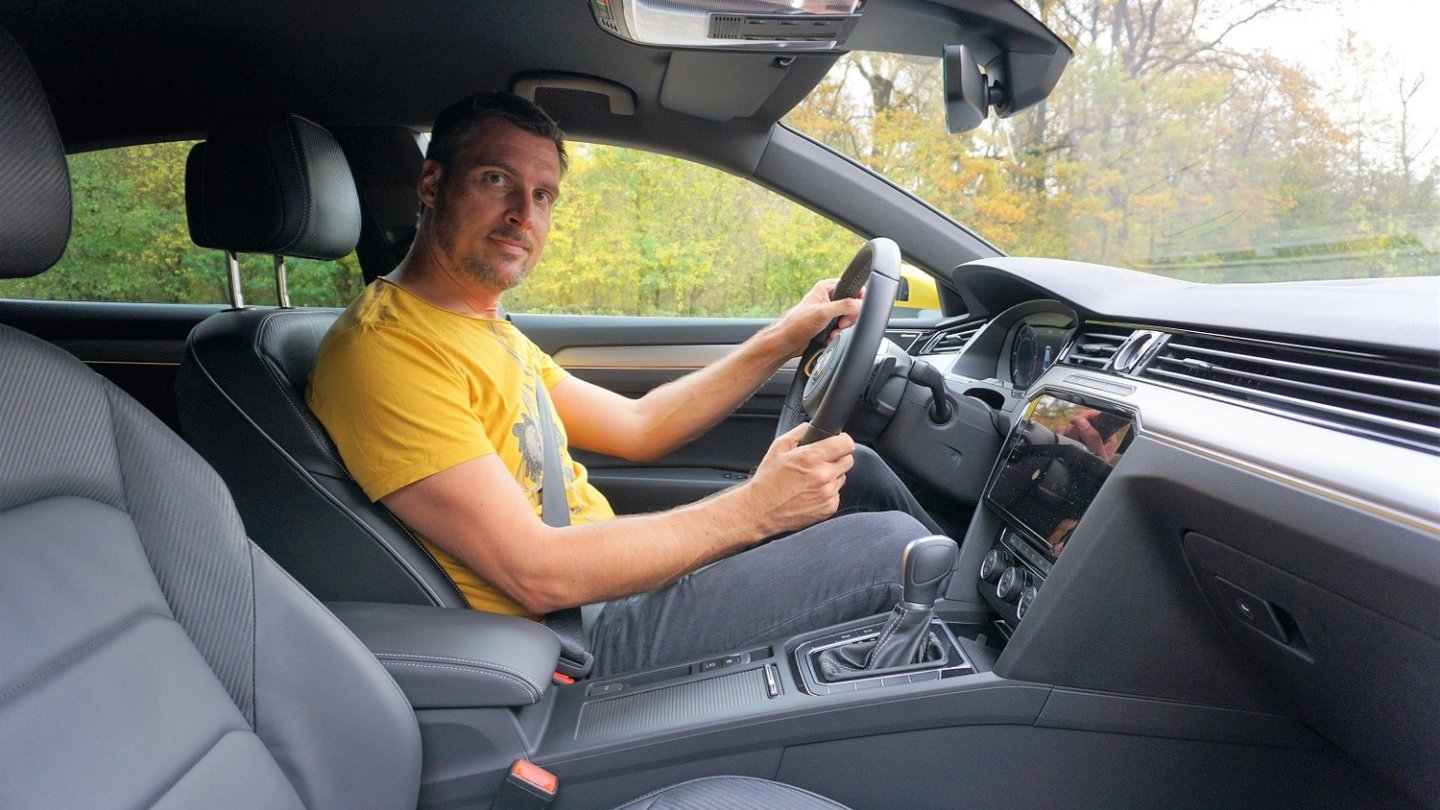 Der Autor auf dem Fahrerplatz des VW Arteon. Aussteigen? Nö!