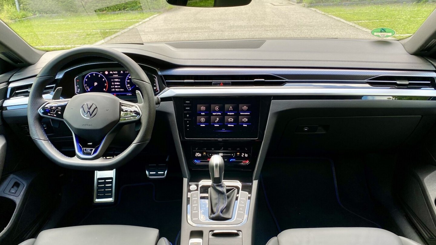 Die Cockpitarchitektur ist bekannt, die Bedienung muss fast vollständig auf Knöpfe verzichten.