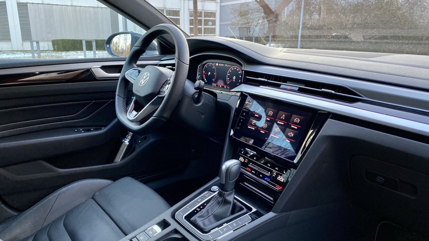 Das Cockpit unterscheidet sich leicht von dem des Passat.