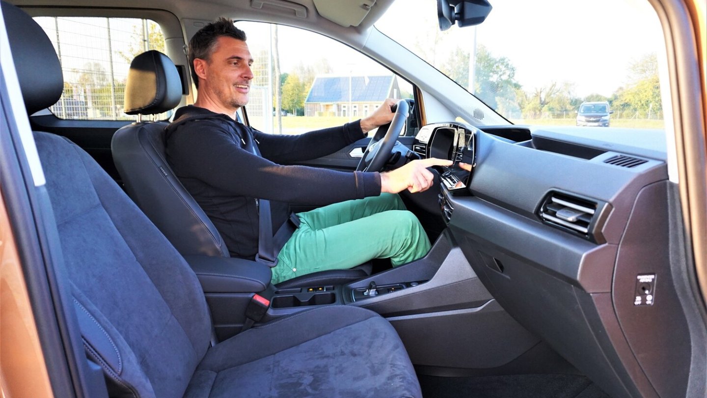 Der Touschreen ist gut erreichbar, die Bedienlogik aber teils kompliziert.