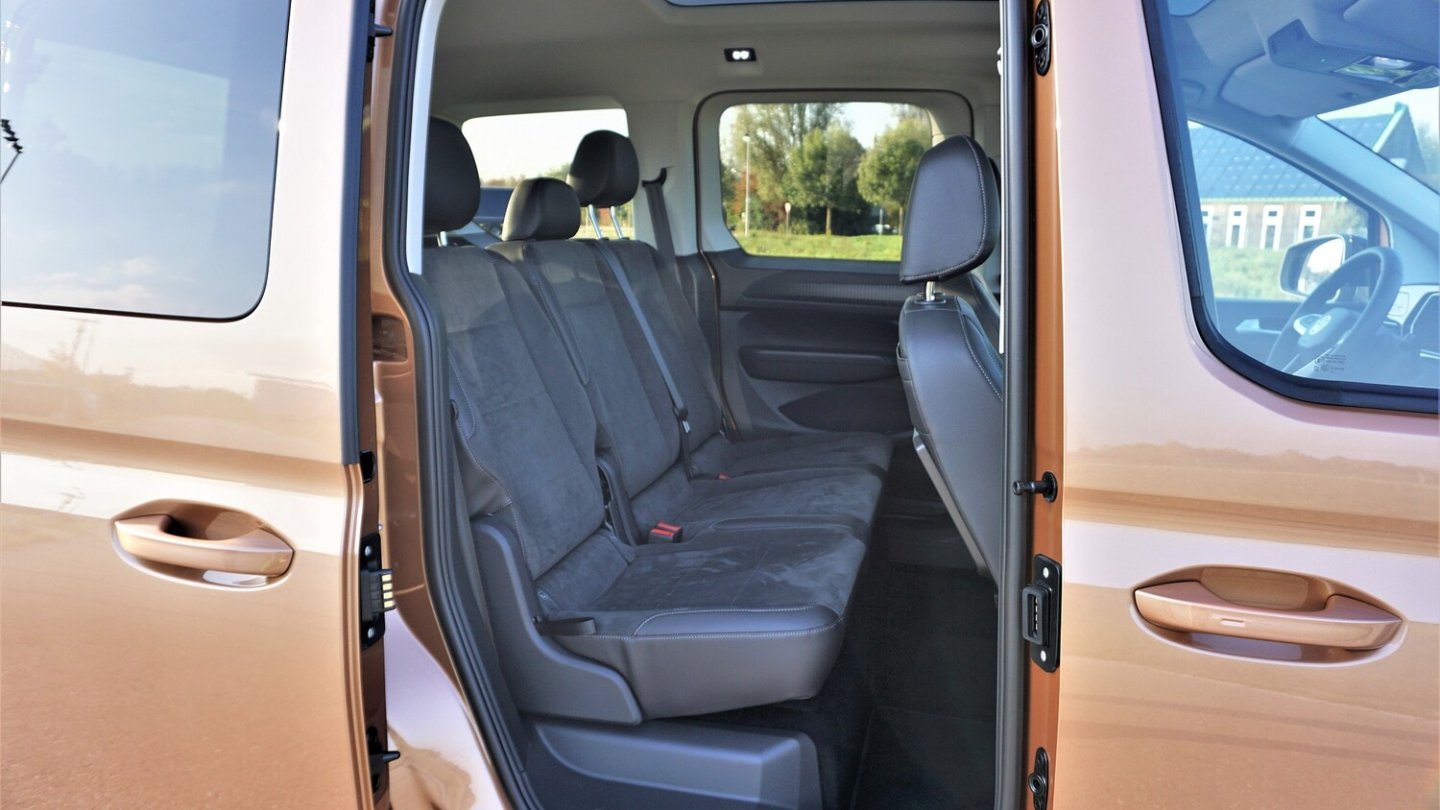 Viel Platz im Fond des Caddy.