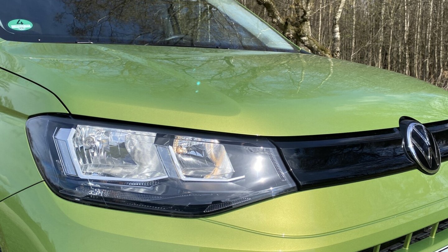 Caddy-Käufer sollten in aufpreispflichtige LED-Scheinwerfer investieren. Im Bild: Die serienmäßigen Halogenlampen.