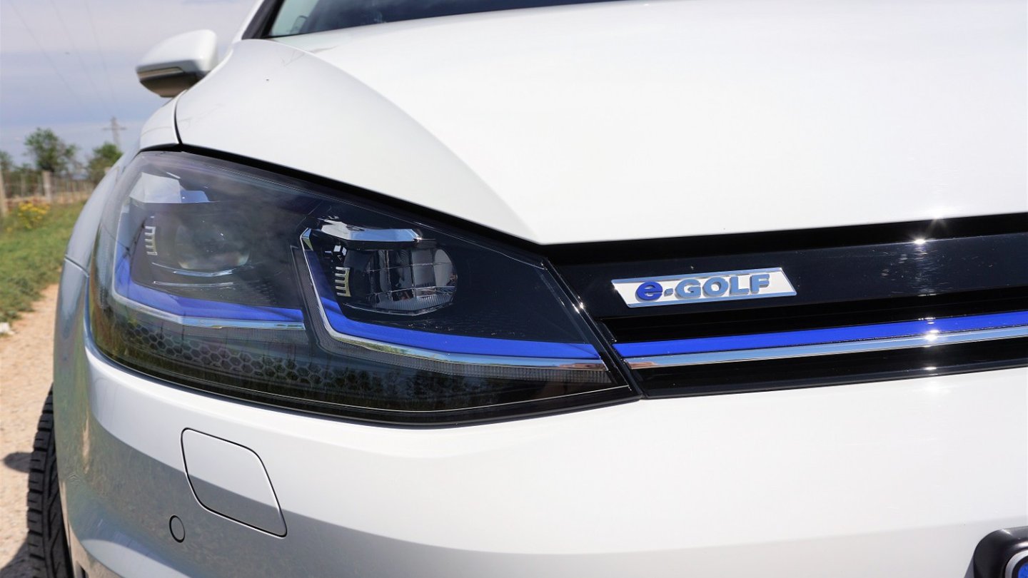Die elektrifizierten Modelle Golf GTE und e-Golf haben blaue Farbakzente innen und außen.