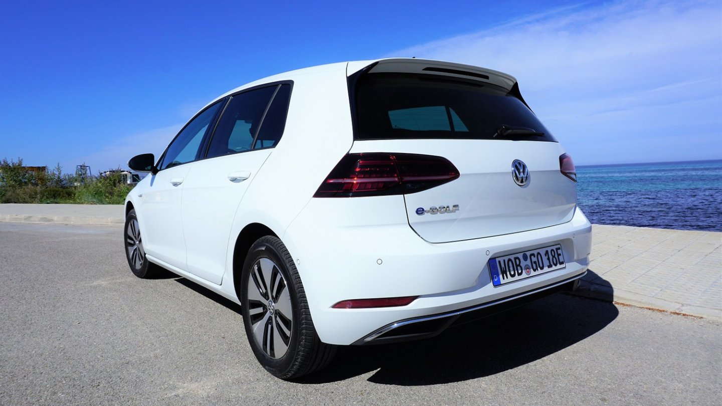 am Heck weist der e-Golf Schriftzug darauf hin, dass unter dem Auto kein Auspuff klemmt. Und keine Fake-Blenden, juhu!