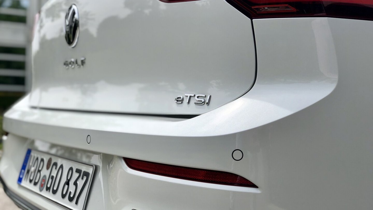 Das kleine Logo am Heckdeckel verrät den guten Mildhybrid im Golf.