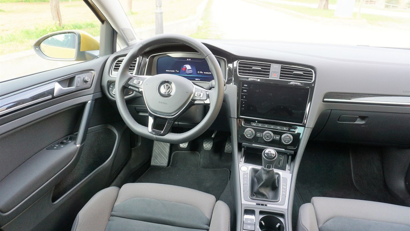 Endlich mal kein vertrauter Golf-Innenraum. Das neue, große Display dominiert die Szene.