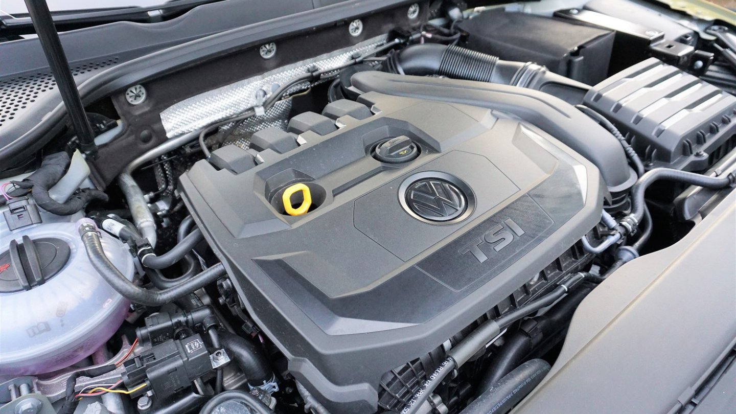 Das, liebe Kinder, ist Plastik. Darunter steckt der neue Motor im Golf.