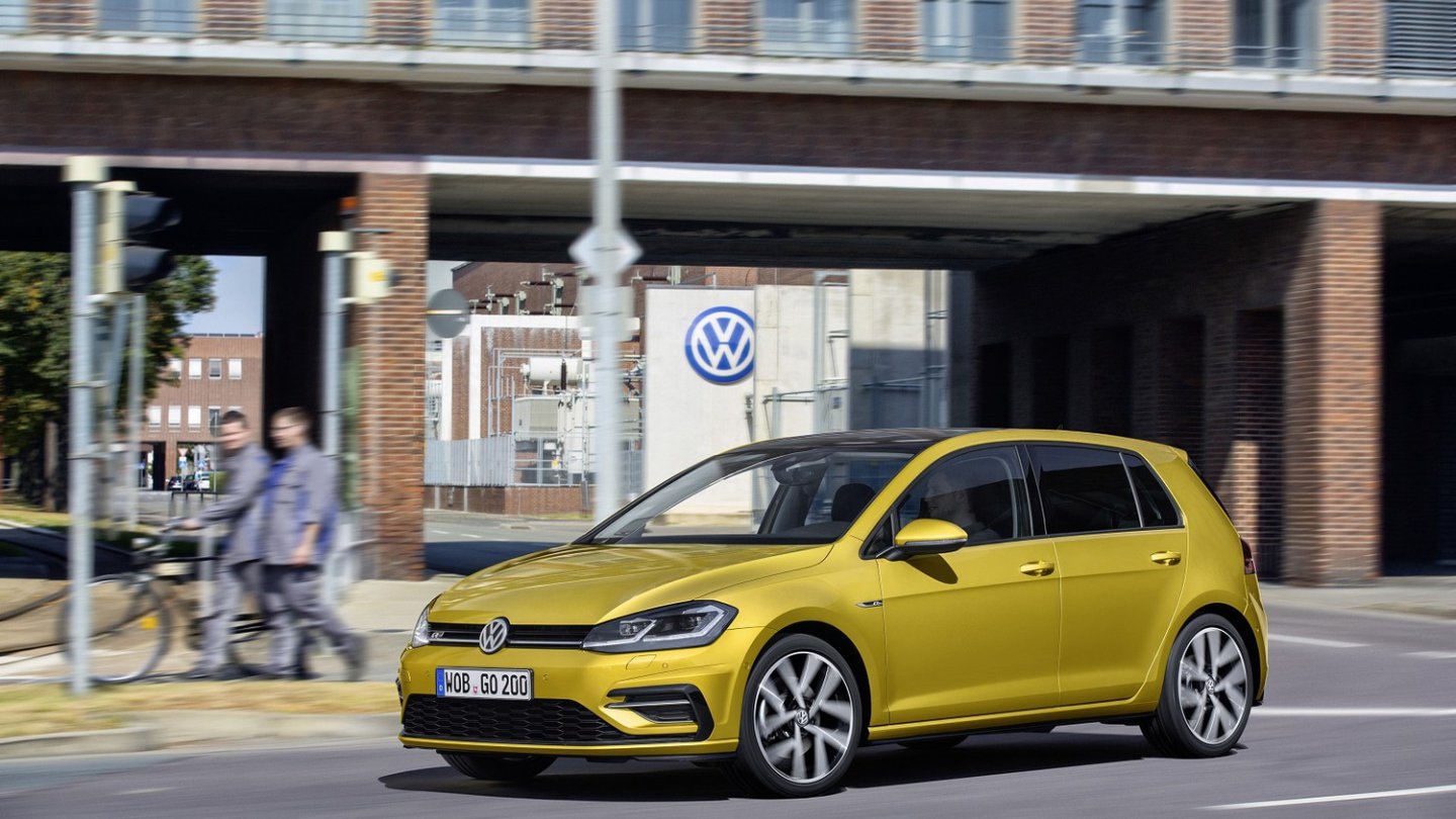 VW zeigt den Golf nicht nur mit Facelift, sondern auch mit dem R-Paket.