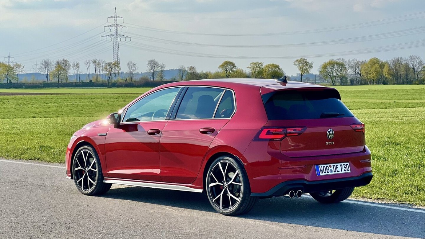 Die Lackierung in Kings Red und 19-Zoll-Felgen sind für den Golf GTD optional zu haben.