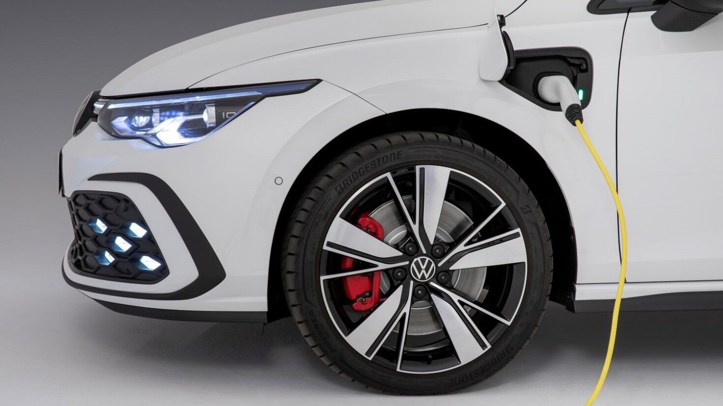 Die Batterie fasst 13 kWh Strom.