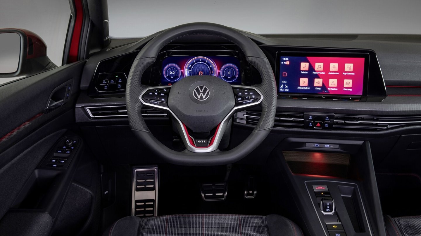 Das Cockpit des VW Golf GTI.
