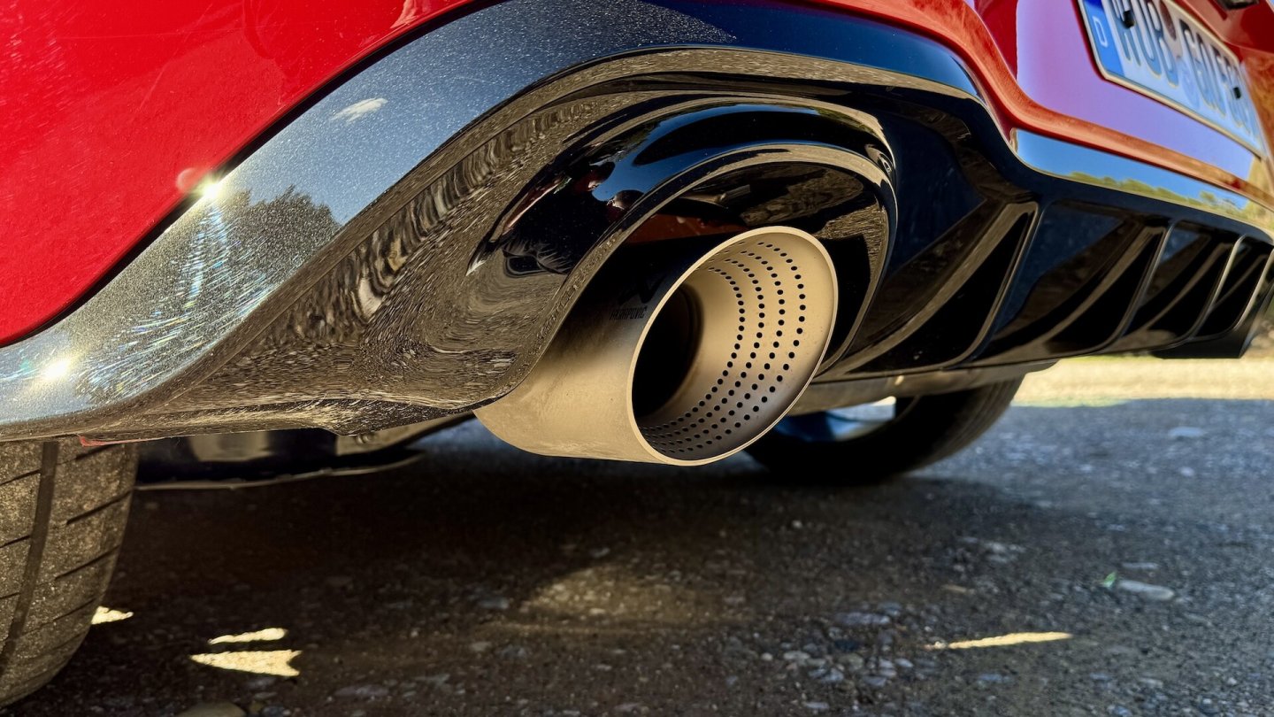 Auch mit der Akrapovic-Anlage bleibt der Sound des Golf GTI anständig und eher brav.