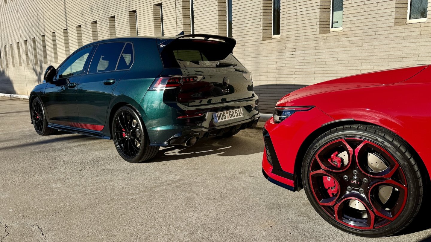 Die Schmiedefelgen links sind Teil des Performance-Pakets, man kann aber auch die Queenstown-Räder rechts ordern.