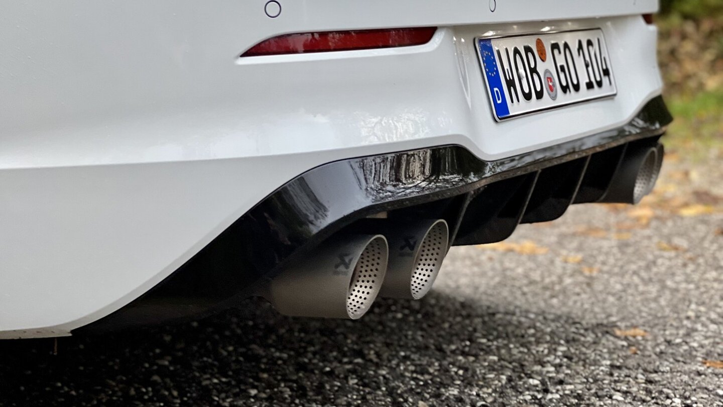 Die optionale Sport-Abgasanlage liefern die Spezialisten von Akrapovic zu.