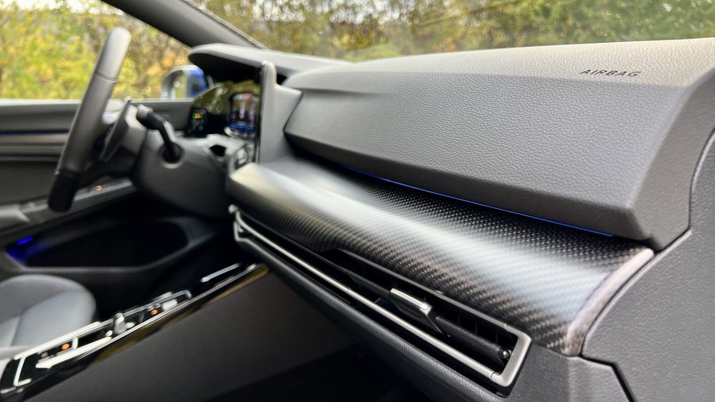 Kohlefaser-Dekoreinlagen gibt es nur im Sondermodell.