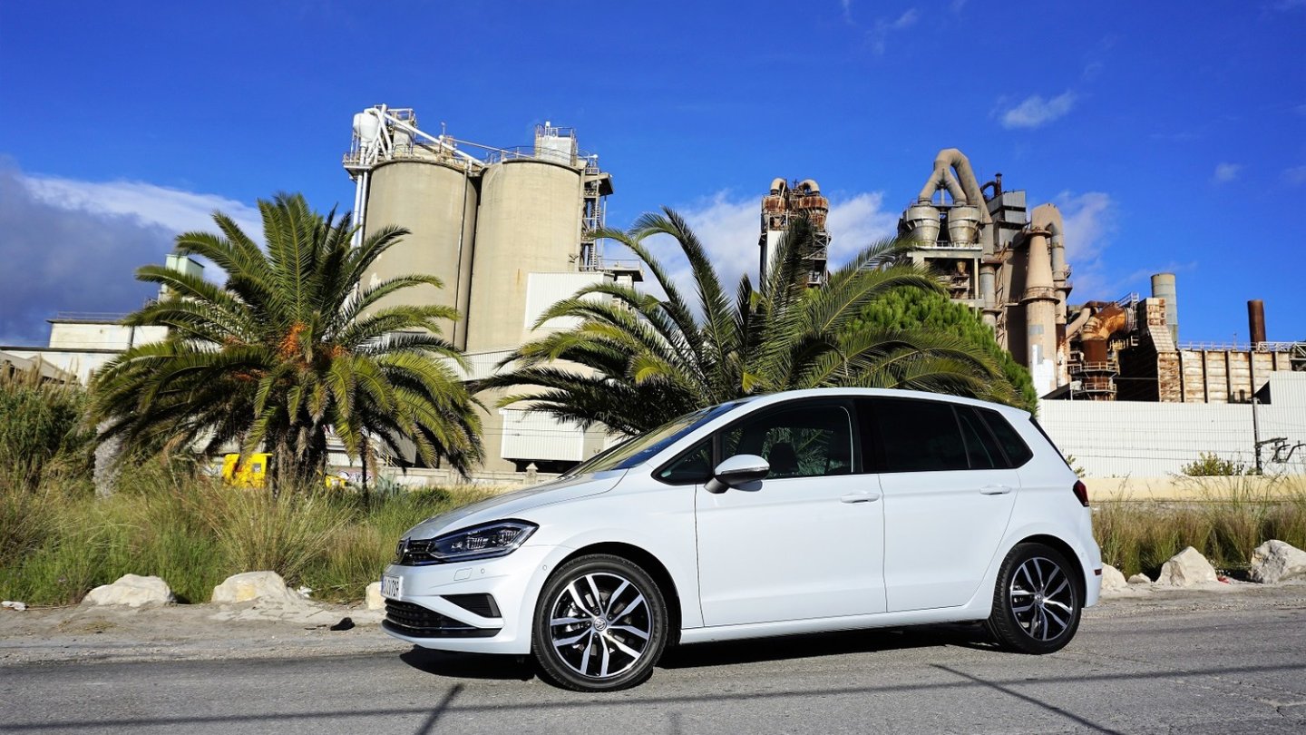 Die Lackfarbe Silver White Metallic ist schlicht wie das Auto.