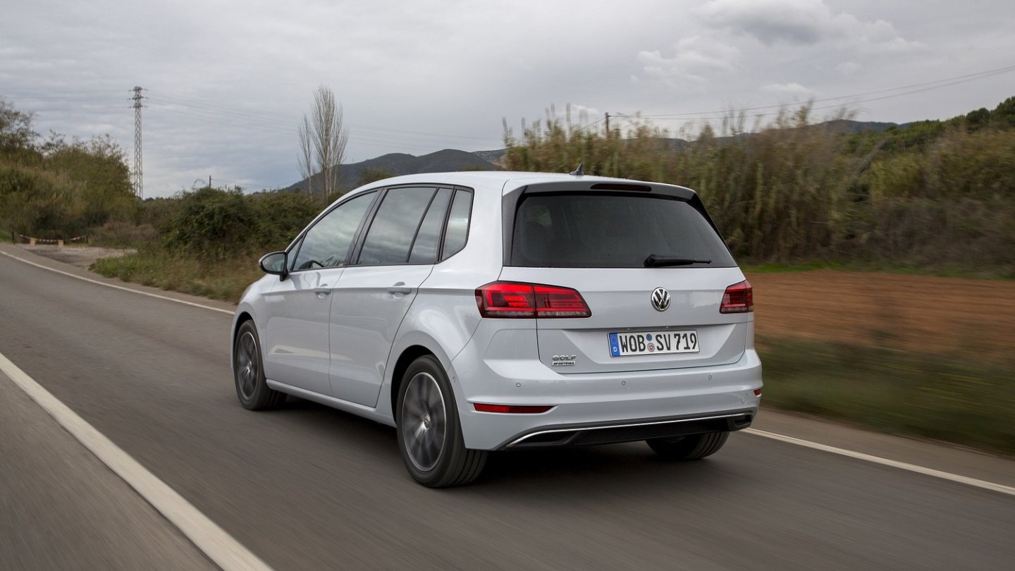 Kastenförmiges Heck für gute Übersicht und viel Stauraum. Foto: Volkswagen Stefan Sauer.